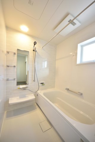 ゆったり体を伸ばせる浴槽でリラックス！　※施工イメージです