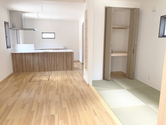 建築当時の写真です。リビングの北に4帖和室がありお昼寝やおもちゃ置き場などお好きに活用できます。お子様の様子を見ながらお料理できるレイアウトです。