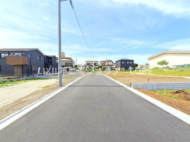 前面道路は閑静な住宅地をはしる車通りの少ない道路。お車の出し入れが苦手なママや小さなお子様にも安心。
