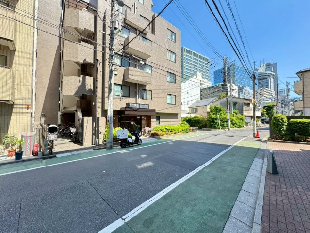 前面道路がすっきりしていると日常がラク。徒歩も自転車も動きやすい印象です。