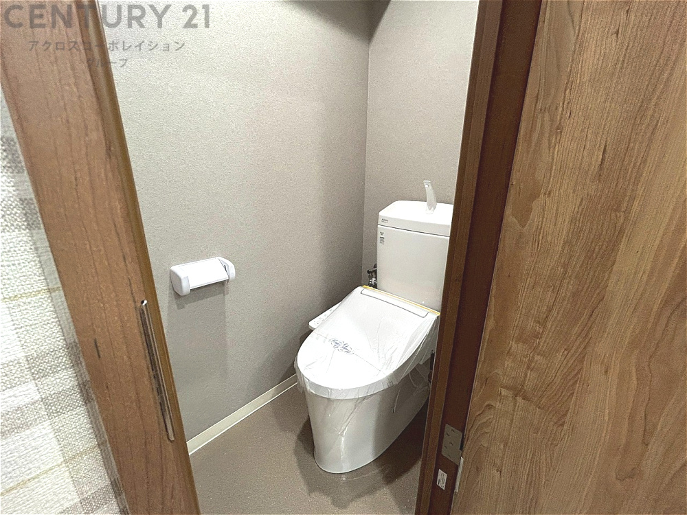 温水洗浄便座付トイレは温水洗浄機能により、暖かい水でおしりを洗浄することができ、冷たい水を使う従来の便座に比べ、温水洗浄機能で暖かいトイレを提供し、快適な使用を可能にします。