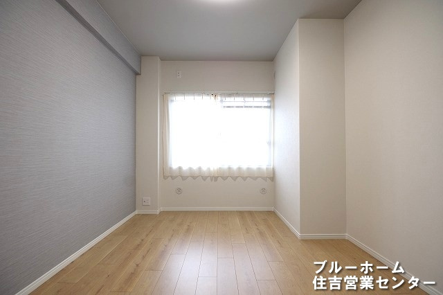 約5.9帖の洋室です！お部屋には収納や窓があります！
