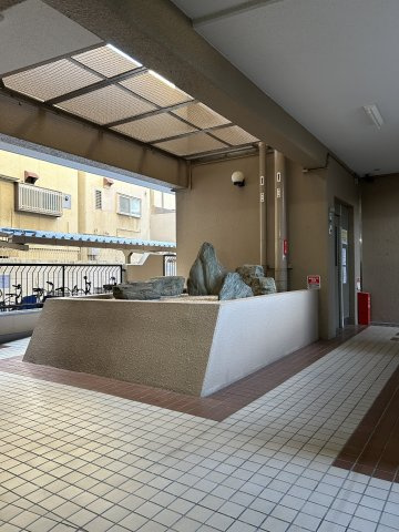 落ち着いた雰囲気のエントランスです。