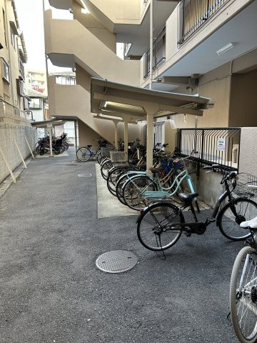 屋根付きの駐輪場。十分な広さがあります。