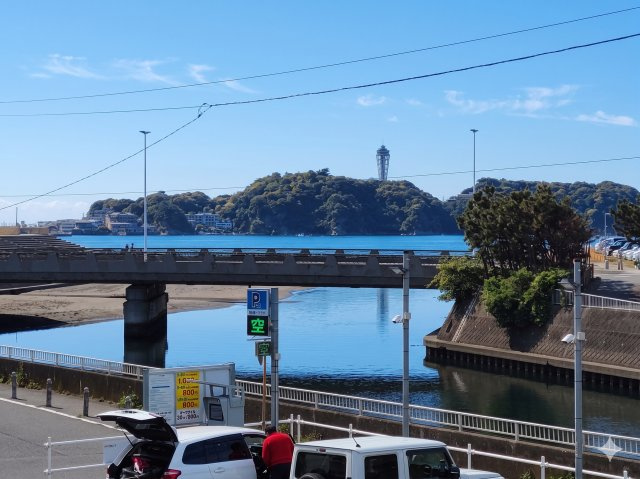 物件のバルコニーからは江ノ島と海が見えます。