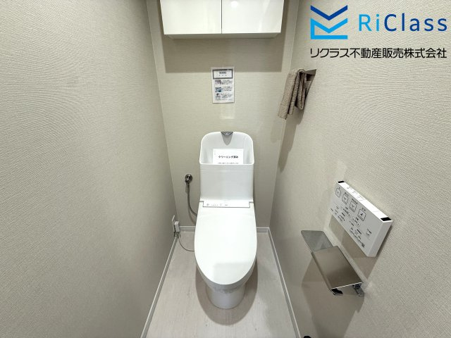 ウォシュレット付きトイレです　上部収納棚あります