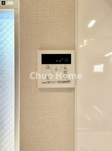 【給湯リモコン】外での一日を忘れさせてくれるオートバス機能でお好みの湯量・温度に調整された浴槽。