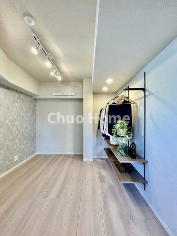 【寝室】心と体をゆったりと安らげる主寝室。寝室のゆとりが大きい分だけ、暮らしの安らぎは深まります。一日の疲れを癒すだけでなく、ご夫婦の親密な語らいを紡ぎ出します