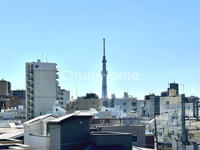 手を伸ばせば、ふれることが出来そうな環境が、そのままインテリアになったような印象です。その豊かな眺望にふさわしい空間には、通風・採光にも優れ、心地よい光と風があふれています