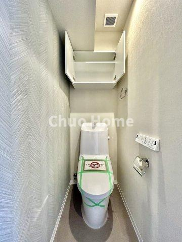 【トイレ】　収納スペースをしっかりと確保した温水洗浄便座機能付きトイレ。温水洗浄便座は清潔にお使いいただくための大切なアイテムです。