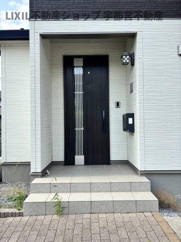 【玄関エントランス/現地写真】ゆったりとした玄関。奥行きのあるポーチで雨の日も余裕をもって開け閉めできて安心です。