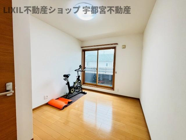 【子供部屋/現地写真】2階洋室は子供部屋などにいかがでしょうか。収納も付いており衣類や学用品もスッキリ片づけられます。