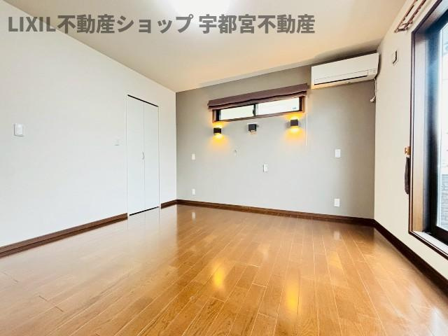 【寝室/現地写真】2階洋室。南向きで明るいお部屋となっていおります。奥には2帖ある大容量のウォークインクローゼットもついております。
