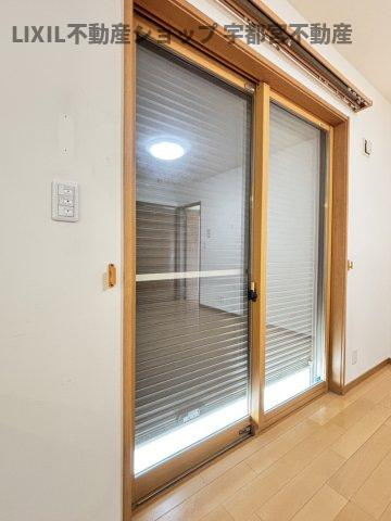【防犯設/現地写真】リビングのシャッターは電動式で深夜でも静かに開閉できます。
