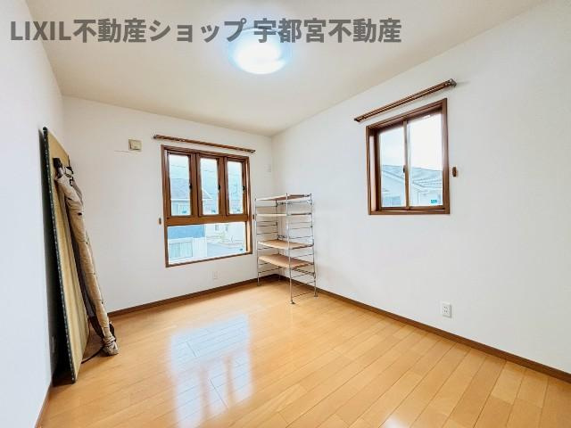 【2階洋室/現地写真】2面採光で明るく風通しの良い洋室です。