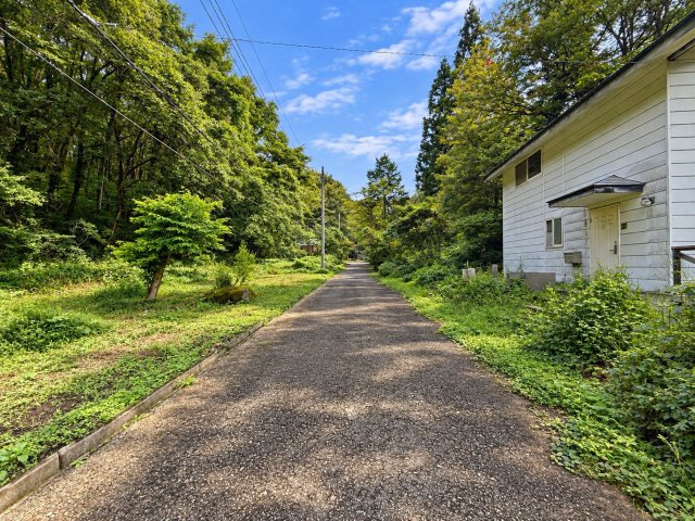 前面道路含む現地写真です