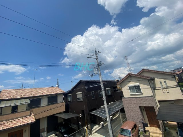 青い空が広がる開放的なバルコニー。日差しを遮るものがないので、育ち盛りのお子様のお洗濯ものが多くてもたっぷり気持ちよくお洗濯して頂けます。
