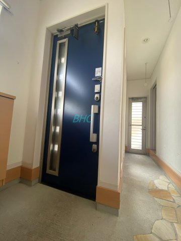 ただいまと叫びたくなるような玄関は毎日の行き帰りで使う空間。明るく迎えてくれるお部屋は嬉しいですね。