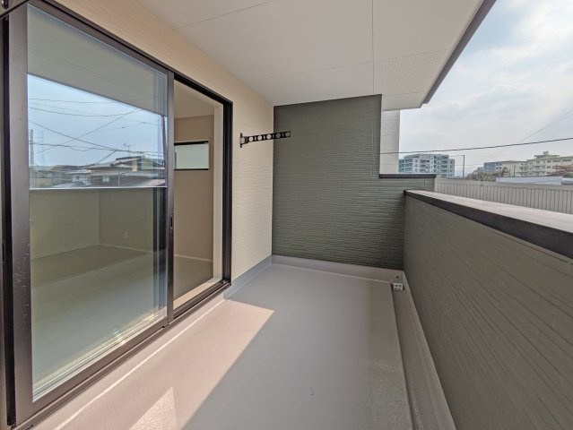 8.6帖側の用途多様なバルコニーです。