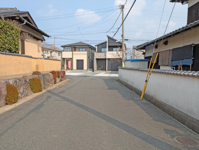 交通量が少ないので、車の出し入れも楽々です！