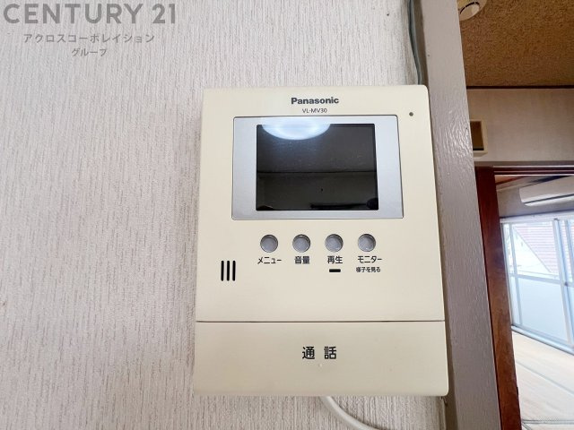 訪問者が来たときにテレビ画面で確認できるため、安心してドアを開けられます。録画機能があるものもあり、留守中に来訪者を記録しておくことができます。利便性が高く、セキュリティ面でも安心です。　