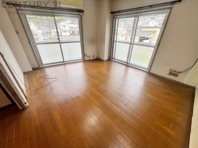 大きな窓が設置された2面採光の居間リビングは、豊かな自然光が差し込み一日中明るく快適。開放感と温もりに包まれる心地よい空間です。　