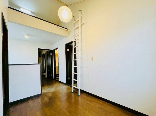 多目的に使える広い二階廊下で家族も快適