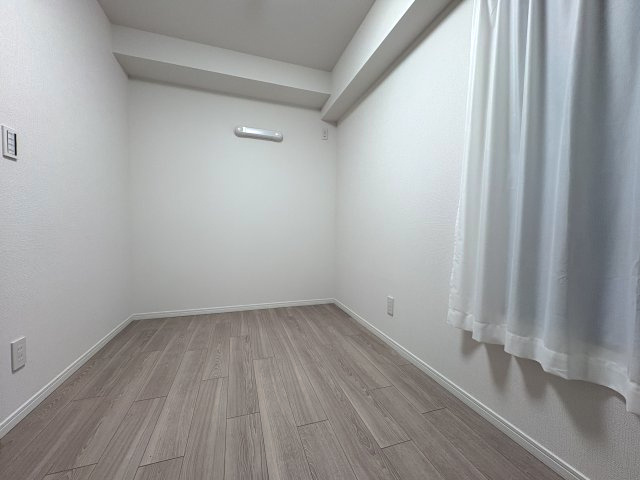 すっきりとした間取りで、家具の配置がしやすい約4.1帖の洋室です。独立性が高く、趣味を楽しむワークスペースや書斎、子ども部屋などにもおすすめ。心地よい色合いのフローリングがプライベート空間を彩ります。