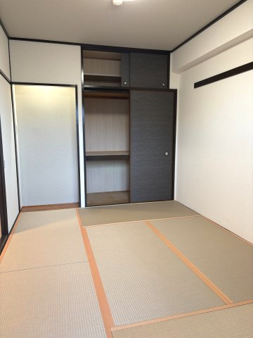 シックな色合いの和モダンな襖が空間を引き締める和室です。お布団や季節物の片付けに便利な大容量の押入れと、上部には天袋を完備。リビングと繋げて広々使ったり、客間や寝室として独立させたりと多用途に使えます