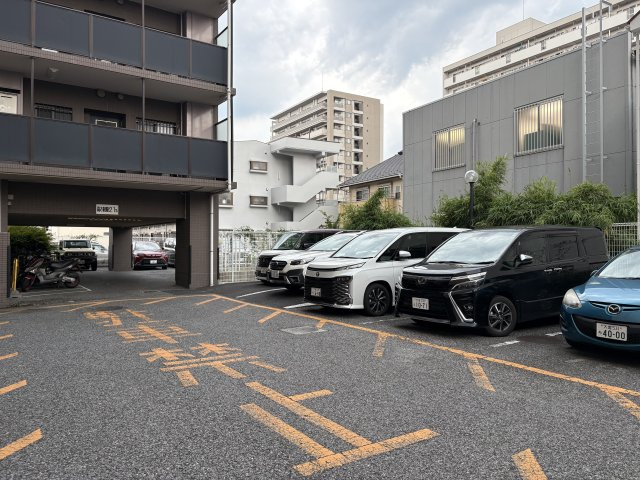 ゆとりある駐車・車寄せスペースが確保された敷地内の平面駐車場です。機械の操作待ち時間がなく、大型車や背の高いミニバンなどもスムーズに入出庫が可能。前面通路が広いため、駐車が苦手な方でも安心です。