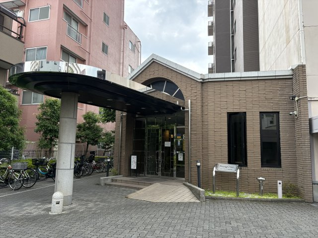 落ち着いたブラウンのタイル貼りと、大きく張り出した円形が目を引く高級感ある佇まい。スロープも設置されており、ベビーカーや車椅子、重い荷物をお持ちの際もスムーズに移動できます。