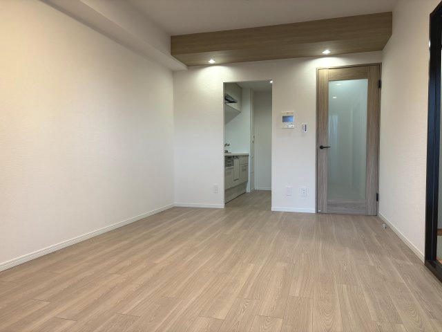 木目調のアクセントクロスを施した折り上げ天井と、ダウンライトの光が空間を上品に演出します。独立性を持たせつつもリビングと繋がりを感じられるキッチンレイアウトで、すっきりとした暮らしが叶います。
