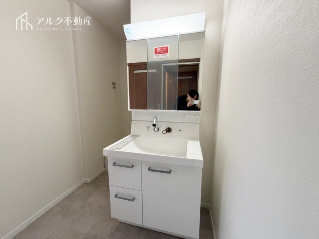 明るい洗面化粧台です！