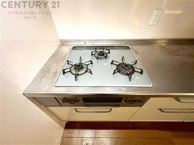 多数の調理器具を同時に使用でき、料理の効率化が可能。省エネで節約になり、様々な料理スタイルに適応できます。また、火力調整が独立しており、手入れや掃除もしやすく、今よりもっとお料理が楽しくなるかも。