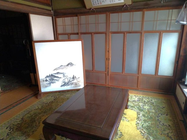 趣ある和室で、落ち着いた雰囲気の中ゆったりとくつろげる空間。障子からやわらかな光が入り、和の温もりを感じられます。床の間や収納も備わっており、客間としても活用可能。日本らしい住まいの魅力が詰まった一室