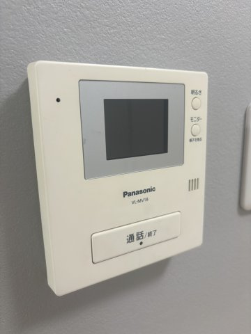 TVモニター付きインターホンで来客者の声だけでなく姿も見えるので安心して玄関を開けることができます♪