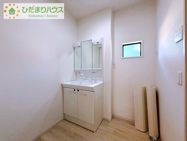 三面鏡の大きな鏡は憧れます(^^♪　鏡の後ろは収納となっていて、細かいものでも収納できるのでスッキリと整理できます！