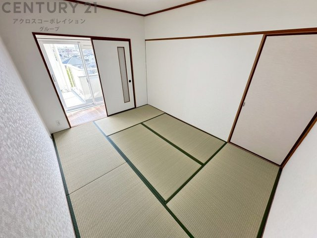 伝統的な和室は、畳の香りと落ち着いた空間が心を癒す安らぎの場。来客時の応接や趣味の時間にも最適で、和の美しさと機能性を兼ね備えた住まいの一角です。