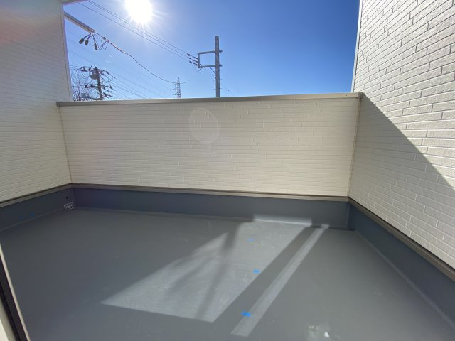 同施工　◆バルコニーの写真です◆　お布団など大きいものも、充分に干せる広さがございます。人気のベランピングも楽しめる広さ！自宅のアウトドア空間でゆったり過ごせます。　　