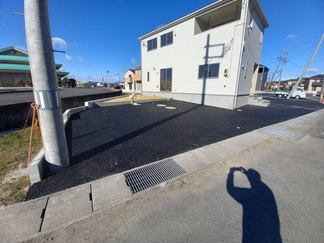 同施工　◆カースペースの写真です◆　陽当りの良い駐車場は週末の洗車も快適です♪お車の他にも、自転車をとめられそうなスペースもございます。　