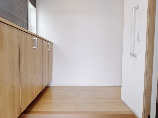 ■玄関｜家族の靴がたくさんしまえる下駄箱付き。お子様の靴がこれから増えても安心な大きさです。