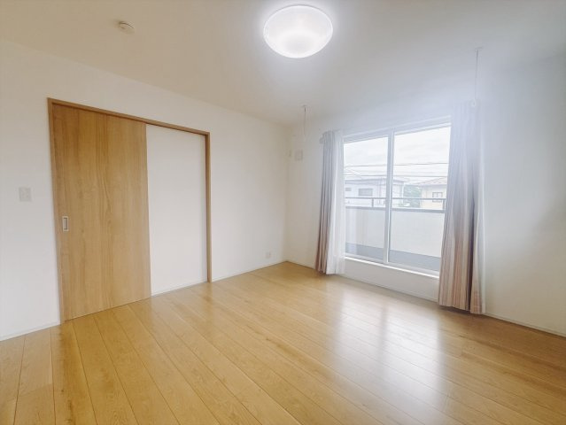 ■2階洋室｜お子様の一人部屋にピッタリな洋室。木のぬくもりを感じるフローリングは、天然木の味わいが時とともに深みを増していきます。また、傷にも強く、フリーワックスでお手入れもラクラクです♪