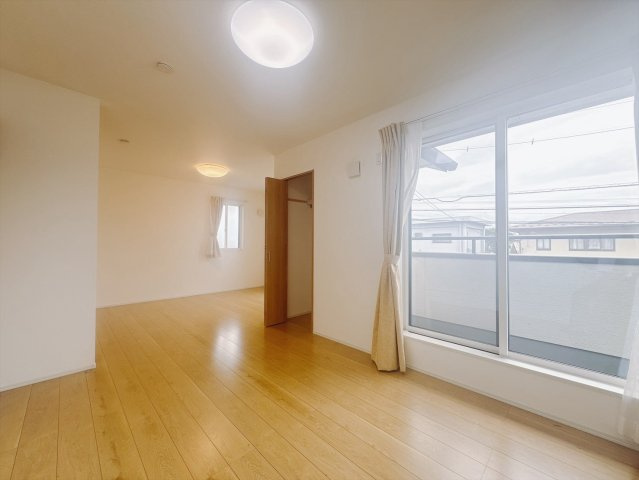 ■2階洋室｜2階洋室には大きな窓をご用意しています。日中はあたたかな日差し差し込み自分時間も充実できますね＾＾