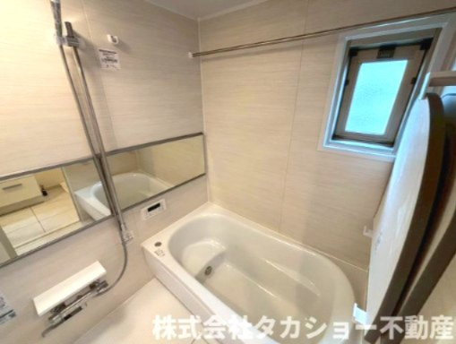 浴室には窓が付いております。