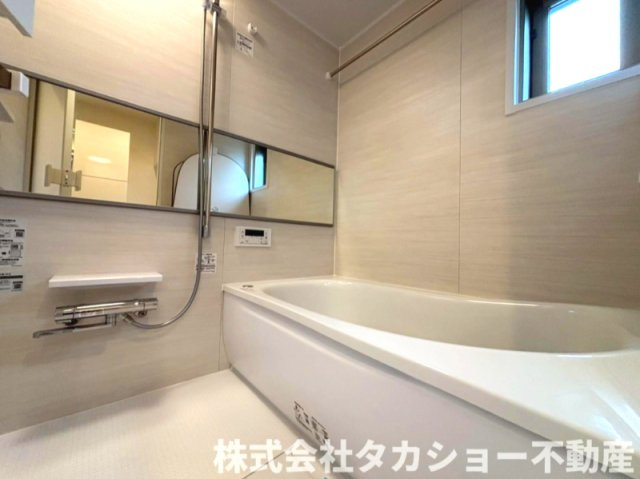 浴室には窓が付いております。