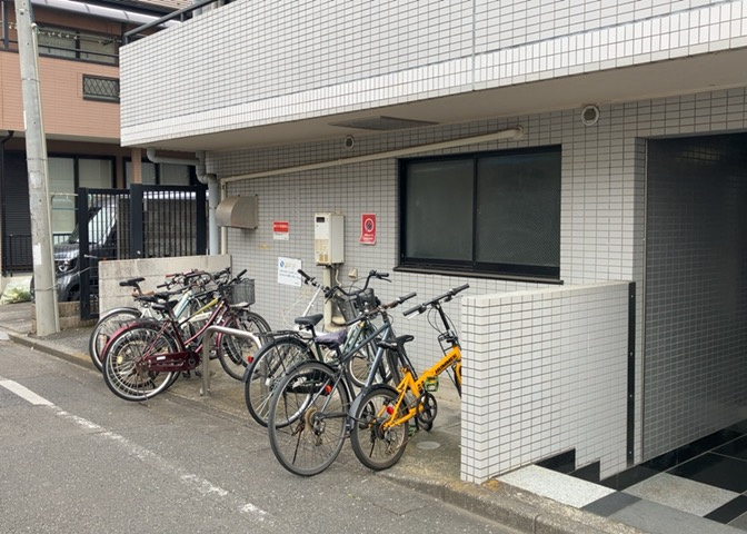 物件によっては、入居者が個人的に使用できる専用庭がついているものもあります。また、住宅の中にある土間の部分を庭と呼ぶこともあります。庭の用途は住む人によって変わり、それによってデザインもさまざまです。