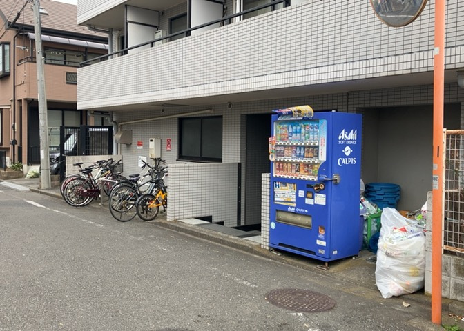 中庭（パティオ）とは、一つの建築物の内部に設けられた、壁などで囲われている庭のことを指します。コの字型、ロの字型が主流ですが、L字型の中庭もあります。最近では、インテリア性の高さからも人気があります。