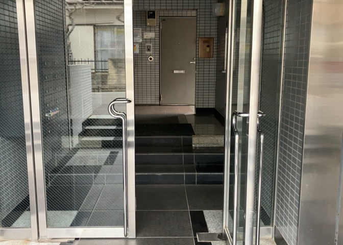 マンションのエントランスには、もともと風よけや防犯の役割がありますが、マンションによって宅配ボックスなどの設備が備わっている所もあります。日々の生活をイメージしながら生活しやすさをチェックしましょう。