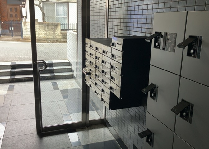 エントランス付近に設置されている集合ポストは、住んでいる部屋と離れているため、ポストをあさるなど誰かに何かされていても被害に気づきにくいです。入居する時には他人に特定されにくい番号で鍵をかけましょう！