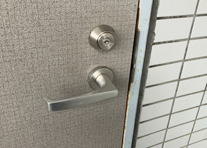 室内の防犯設備もチェックしましょう！モニター付きインターホンが設置されているか、防犯シャッターが設備されているか、ベランダに人が上がってきにくい高さかなどチェックしておくと入居後も安心できるでしょう。